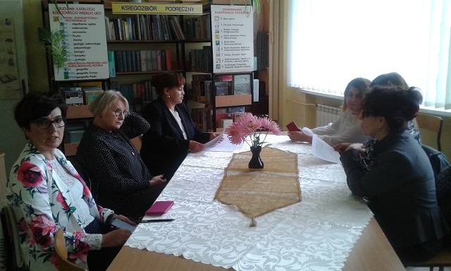 Spotkanie sieci współpracy nauczycieli-bibliotekarzy, grupa siedzących nauczycielek na spotkaniu przy jednym dużym stole
