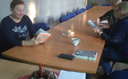 Nauczycielki wykonują zadania na spotkaniu, przy użyciu materiałów papierowych