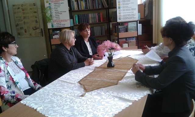Spotkanie sieci współpracy nauczycieli-bibliotekarzy, grupa siedzących nauczycielek na spotkaniu przy jednym dużym stole