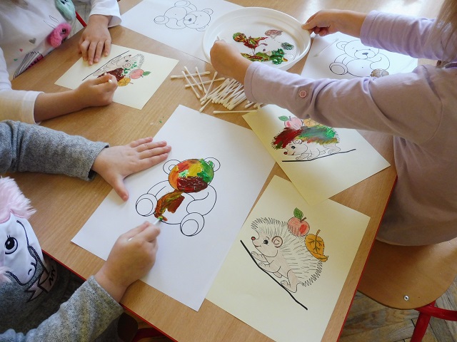 Zdjęcie dziecięcych rąk robiących prace plastyczne