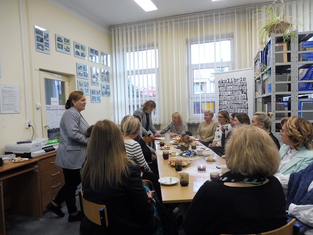 Spotkanie sieci współpracy nauczycieli-bibliotekarzy, grupa seidzących nauczycielek na spotkaniu przy jednym dużym stole