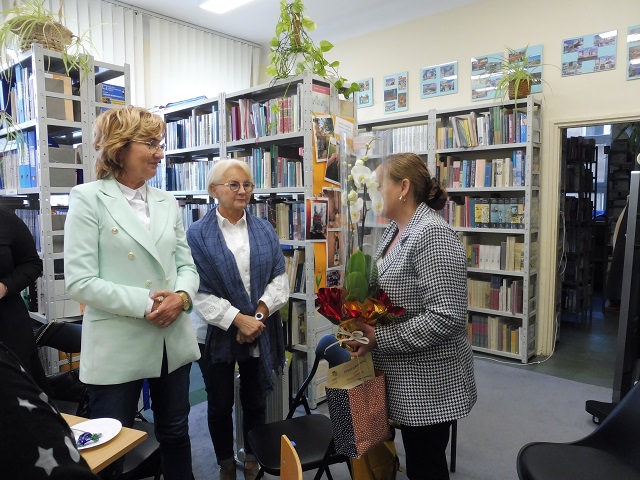 Spotkanie sieci współpracy nauczycieli-bibliotekarzy, grupa stojących nauczycielek