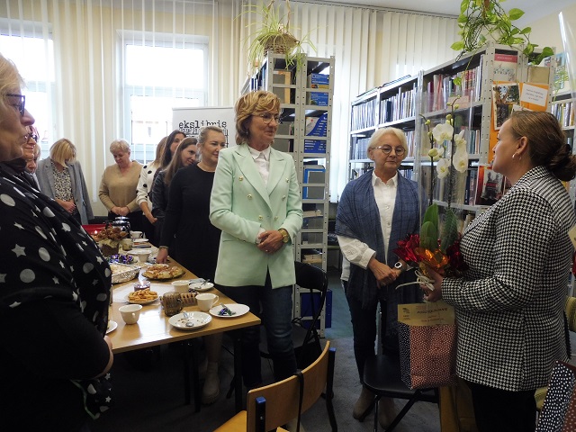 Spotkanie sieci współpracy nauczycieli-bibliotekarzy, grupa stojących nauczycielek
