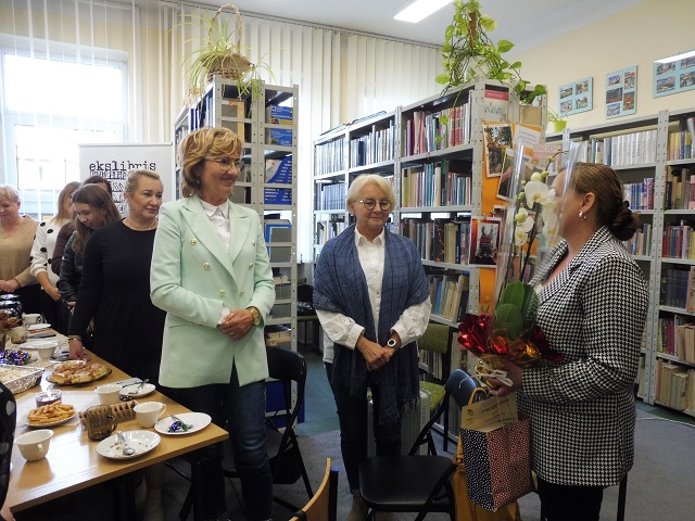 Spotkanie sieci współpracy nauczycieli-bibliotekarzy, grupa stojących nauczycielek