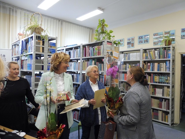 Spotkanie sieci współpracy nauczycieli-bibliotekarzy, grupa stojących nauczycielek