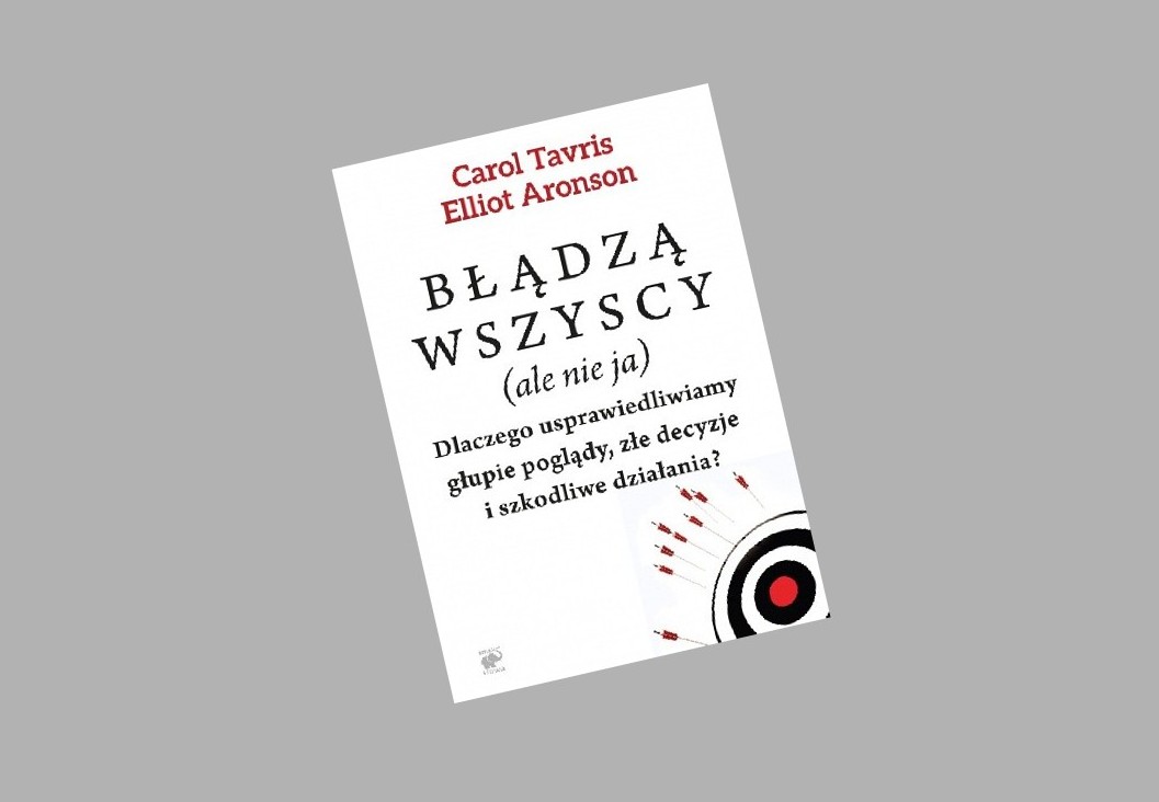 Błądzą wszyscy (ale nie ja). Dlaczego usprawiedliwiamy głup…